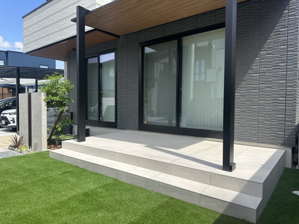 富士市の新築外構｜600角タイルデッキとLIXILテラスSC（木彫屋根）でつくるおしゃれな庭空間