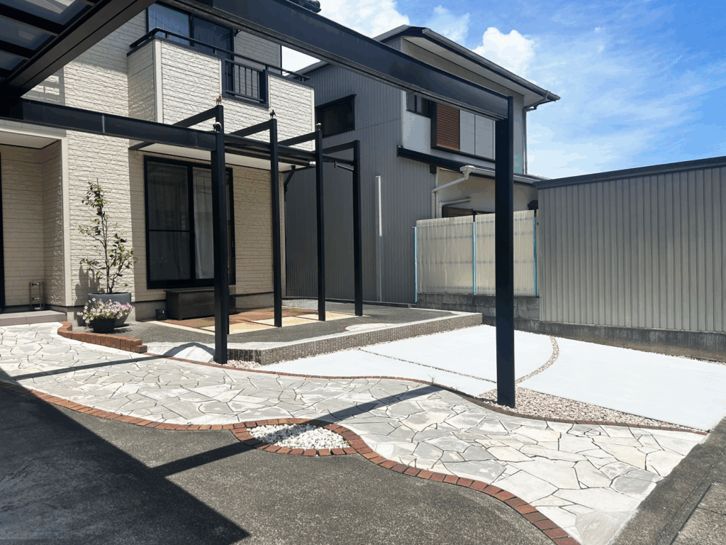 静岡市でカーポート改修・駐車場拡張・植栽を行った外構リフォーム完成写真