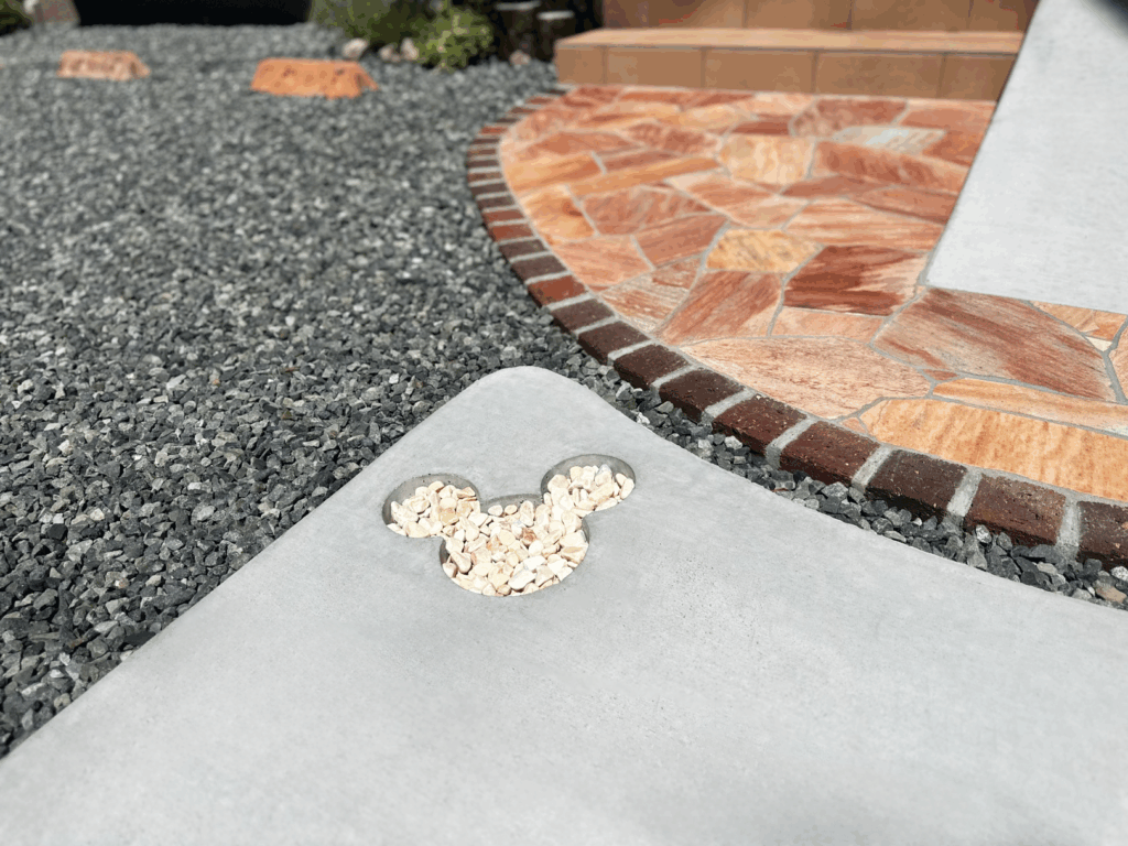 富士市新築外構アプローチ前に施工した隠れミッキー加工のコンクリートデザイン事例。