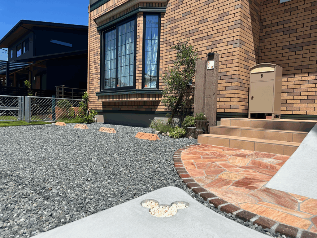 富士市新築外構アプローチ前に施工した隠れミッキー加工のコンクリートデザイン事例。