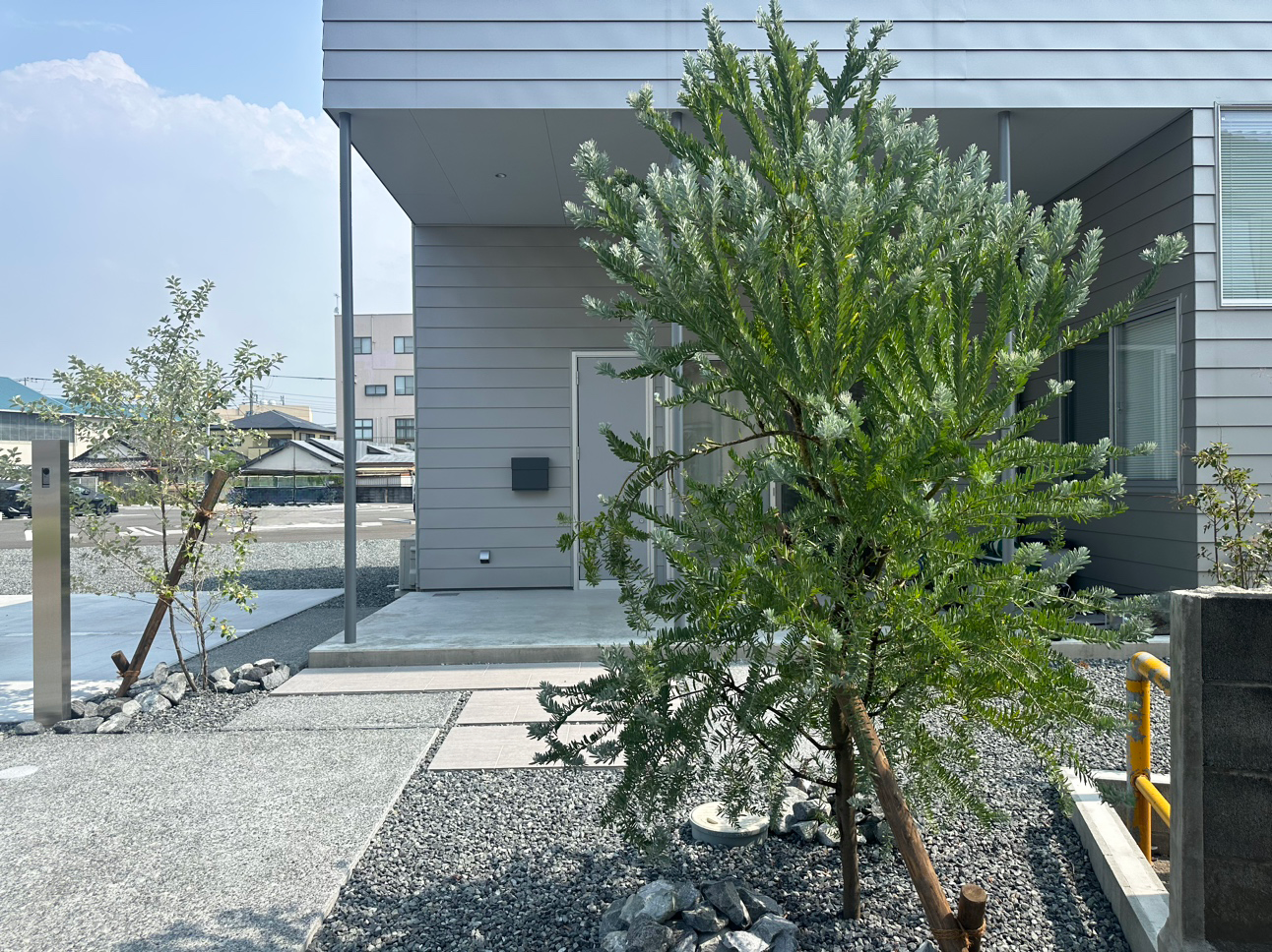 【富士市 新築外構】植栽が主役｜シンプルなのに映えるおしゃれアプローチ×駐車場