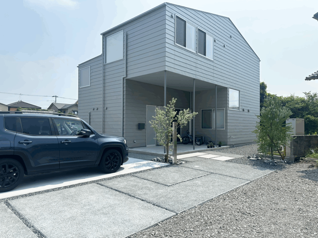 富士市新築外構のアプローチ｜洗い出しコンクリートとタイル敷きでおしゃれに仕上げたエントランス