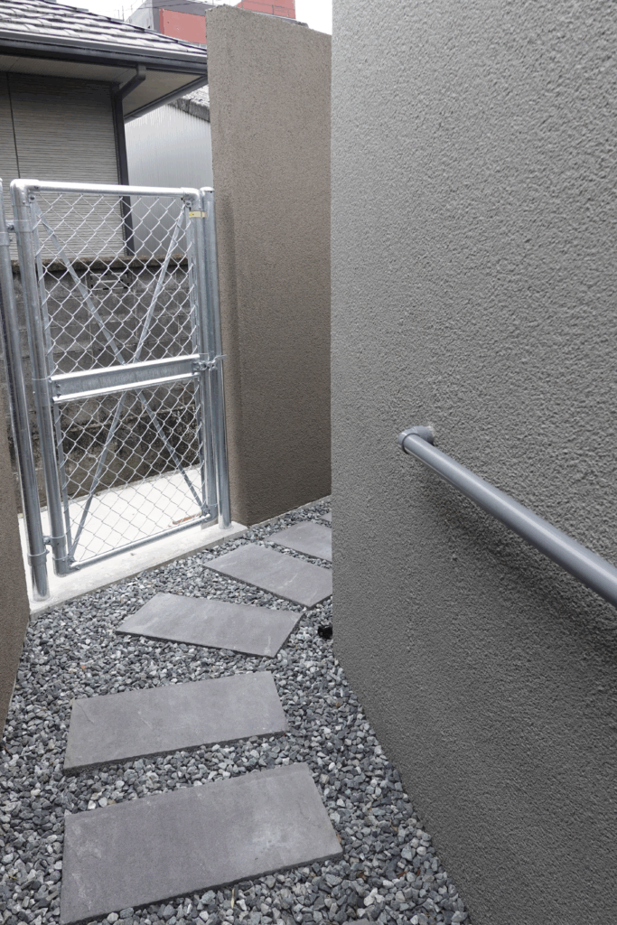 富士市の外構事例｜高さ2.2mと2.4mのグランドアートウォールをジョリパッド仕上げで設置したリゾート中庭