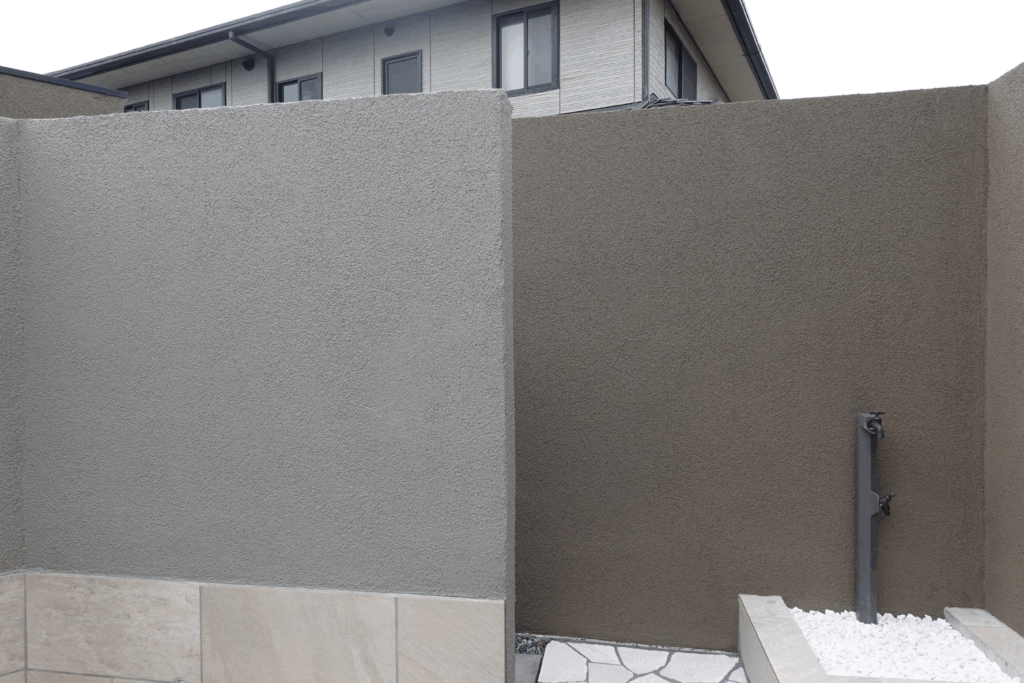 富士市の外構事例｜高さ2.2mと2.4mのグランドアートウォールをジョリパッド仕上げで設置したリゾート中庭