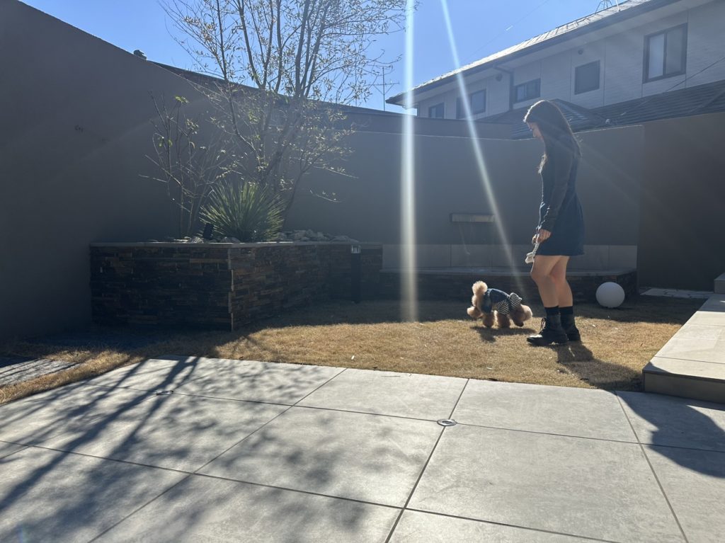 富士市の外構事例｜高さ2.2mと2.4mのグランドアートウォールをジョリパッド仕上げで設置したリゾート中庭