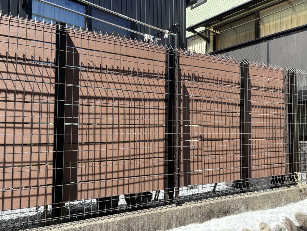 静岡市の新築外構｜エコモックフェンスで窓前の視線をカットしたプライベート空間の施工例