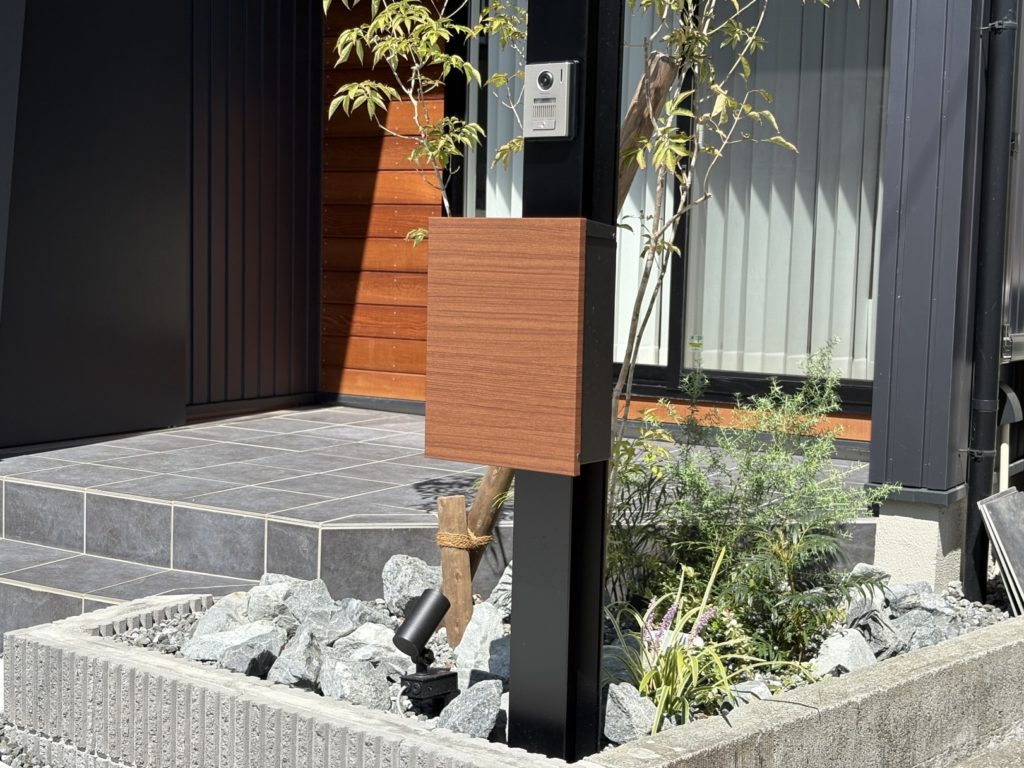 静岡市の新築外構｜機能門柱とアオダモを組み合わせたスタイリッシュな門まわりデザイン