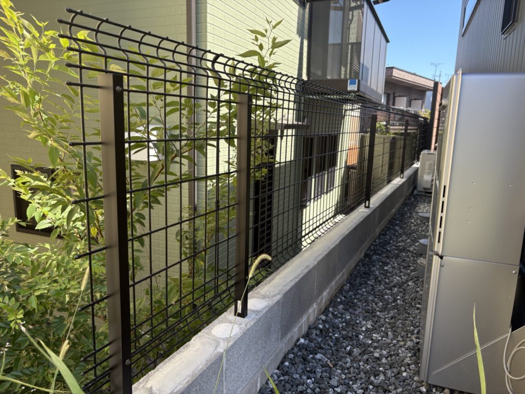 静岡市の新築外構｜隣地境界を明確にするメッシュフェンス施工例