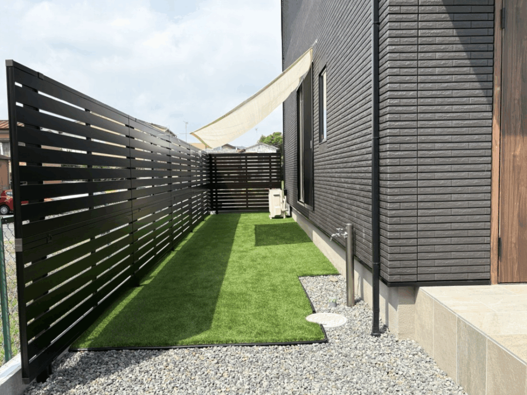 三協アルミのレジリアフェンスと人工芝を組み合わせた富士宮市の新築外構プライベートガーデン