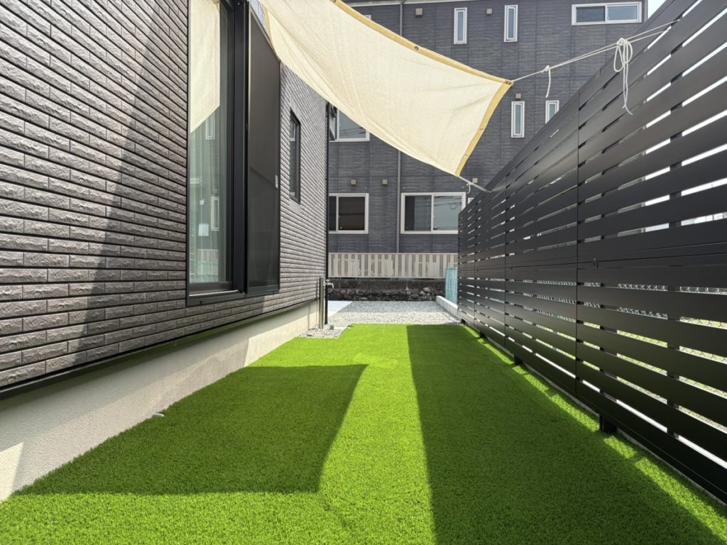 快適に過ごせるプライベート空間が完成した富士宮市U様邸の新築外構とお庭の完成写真