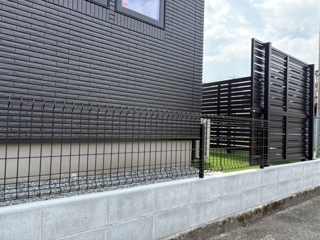 快適に過ごせるプライベート空間が完成した富士宮市U様邸の新築外構とお庭の完成写真