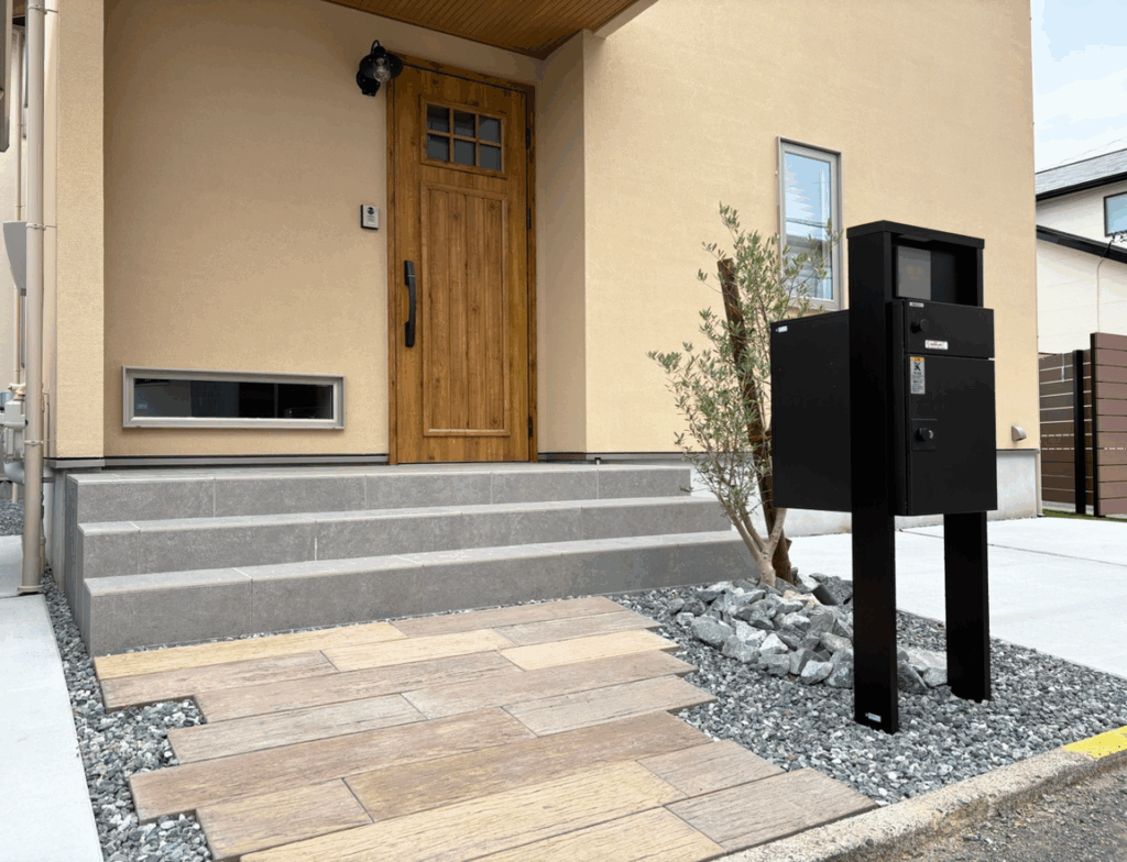 TOYOレイルスリーパーを使用した枕木アプローチ。ナチュラルな雰囲気を演出する新築外構デザイン