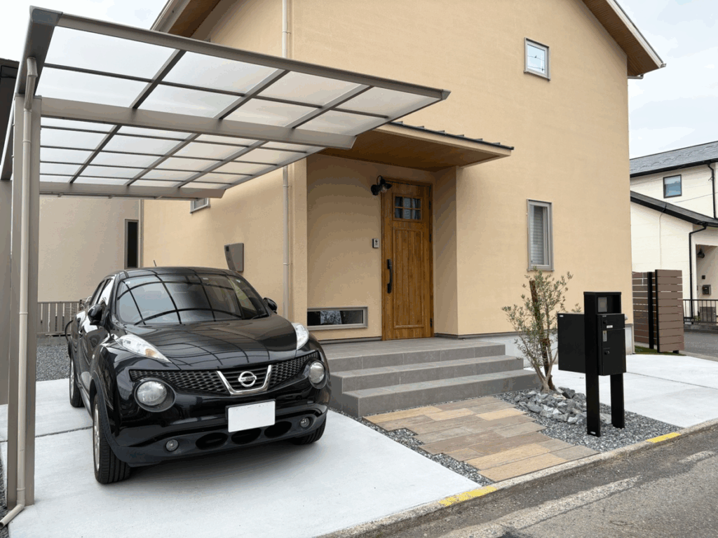 静岡市の新築外構。木目調タイルデッキ・人工芝・カーポートを組み合わせたナチュラルテイストの庭デザイン