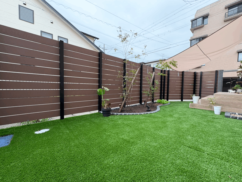 人工芝とピンコロ石（黒みがけ）で区切った家庭菜園スペース。子どもが遊べる新築外構の庭づくり