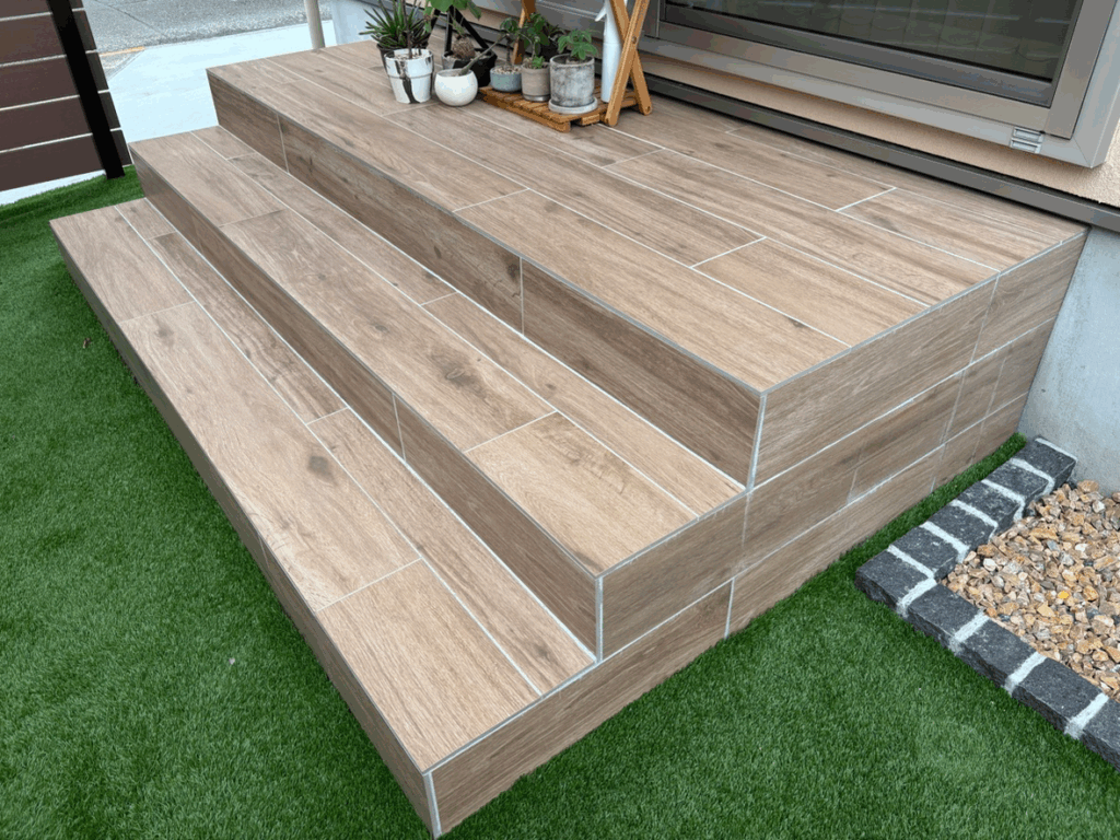 東京水産の木目調タイルデッキを採用した新築外構。あたたかみある庭空間をつくるデッキ施工