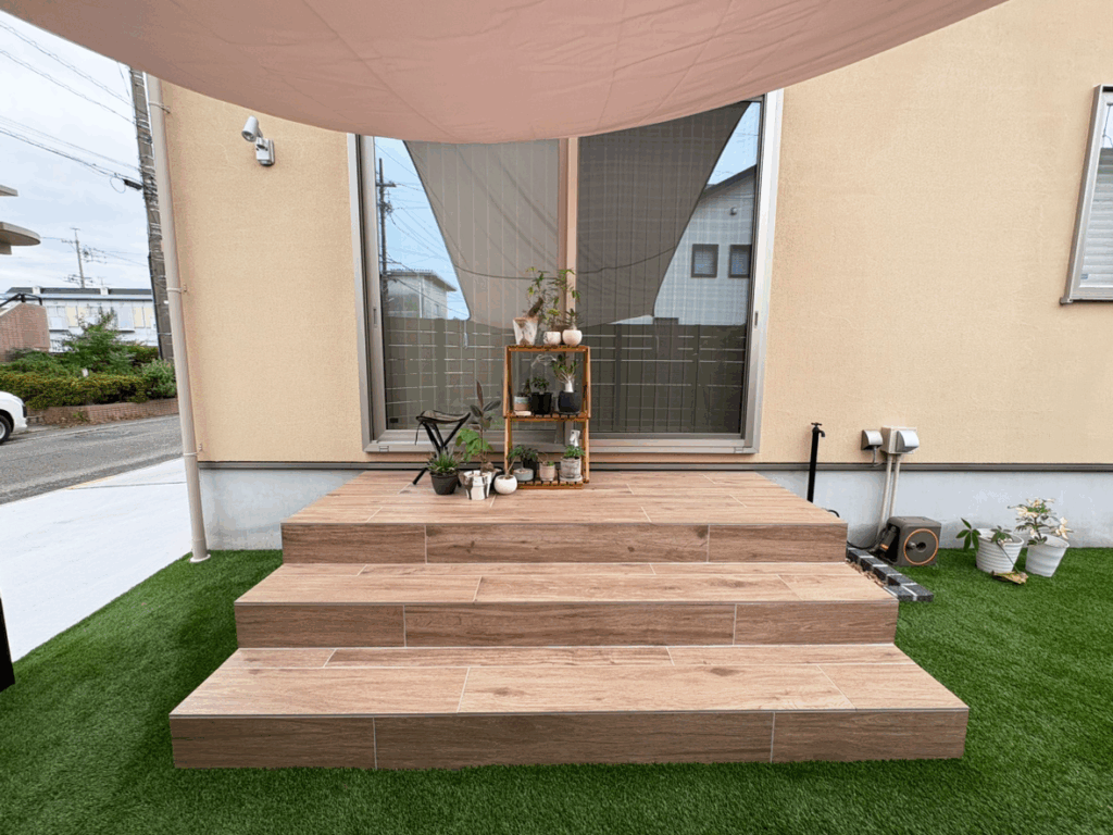 東京水産の木目調タイルデッキを採用した新築外構。あたたかみある庭空間をつくるデッキ施工