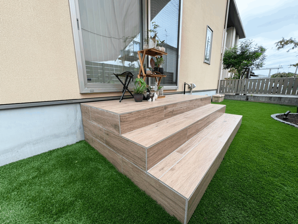 東京水産の木目調タイルデッキを採用した新築外構。あたたかみある庭空間をつくるデッキ施工