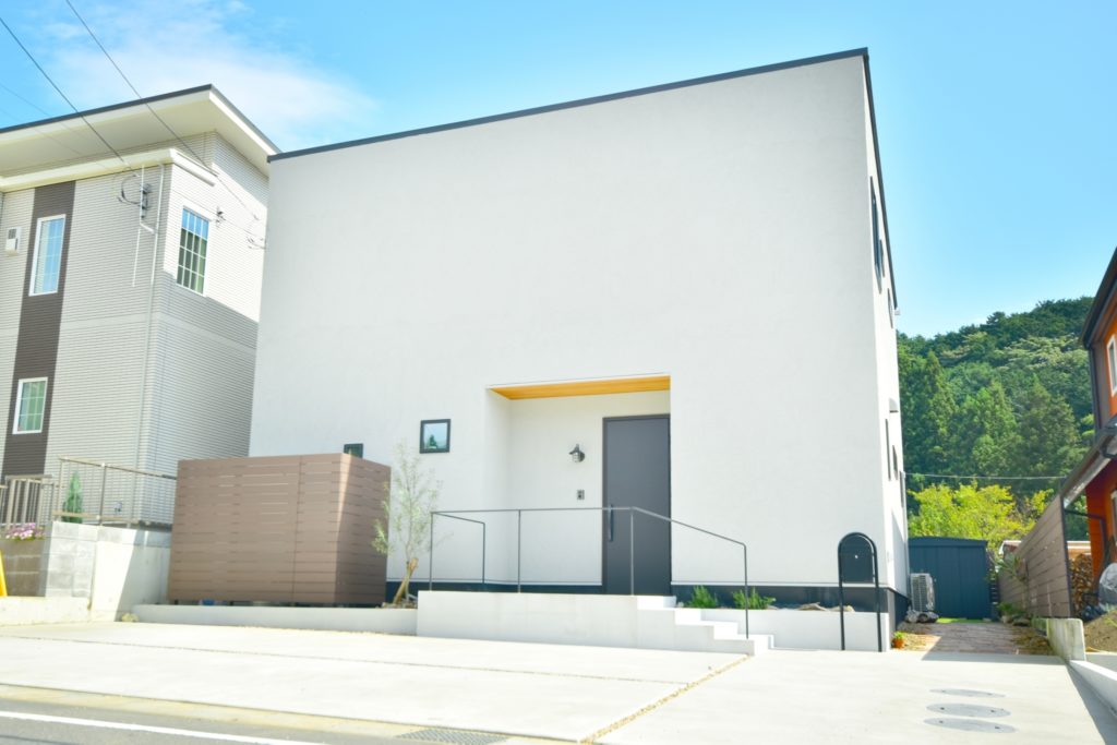 富士市・静岡市で施工したブラック×ホワイトのモノトーン新築外構施工事例