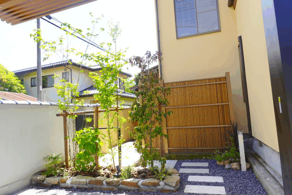 富士市の新築外構に取り入れたアオダモのシンボルツリー。ライトアップで美しい影を演出する落葉樹。