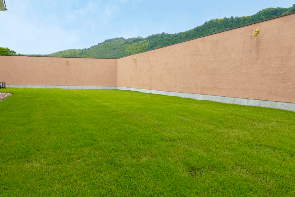 視線を完全に遮断する高さ2〜3mのグランドアートウォールを施工した静岡市の外構写真