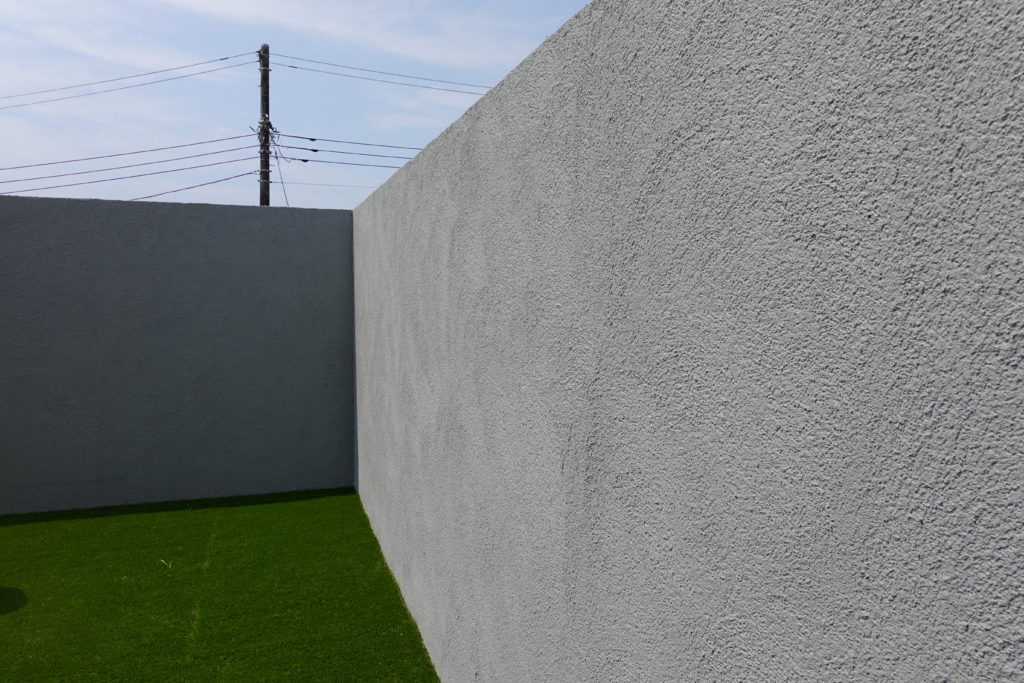 富士市の住宅でグランドアートウォールに囲まれた完全プライベートガーデン。外から見えない安心感のある庭空間