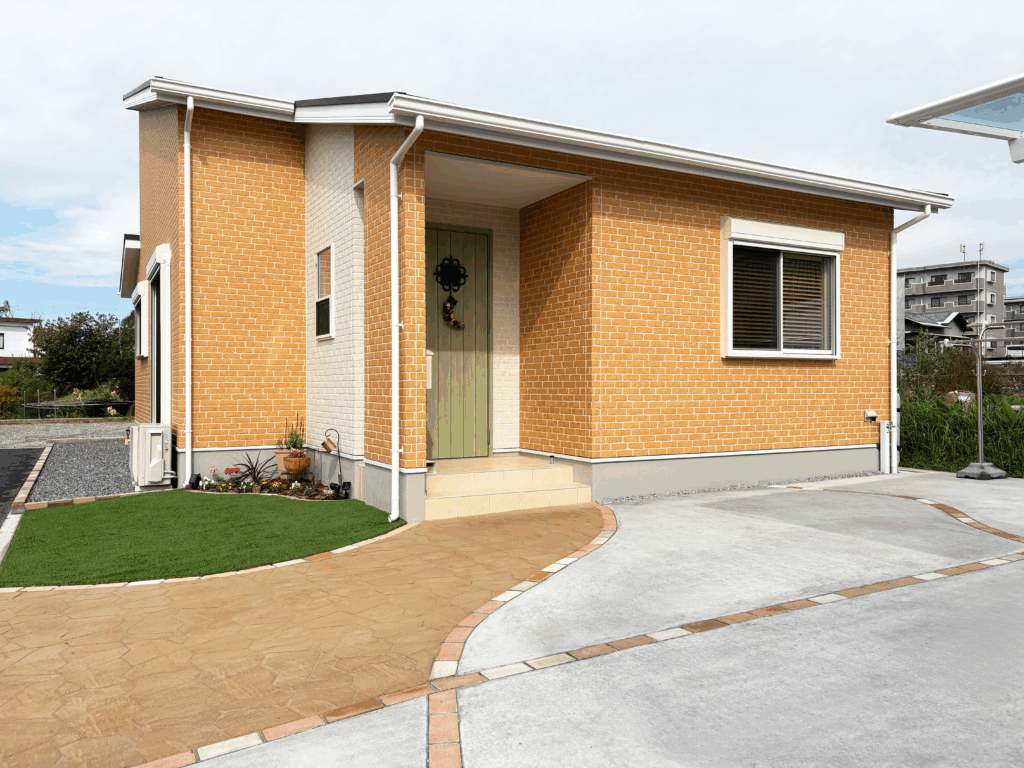 【富士宮市｜新築外構事例】オレンジの外壁が映える、曲線アプローチのナチュラルガーデン