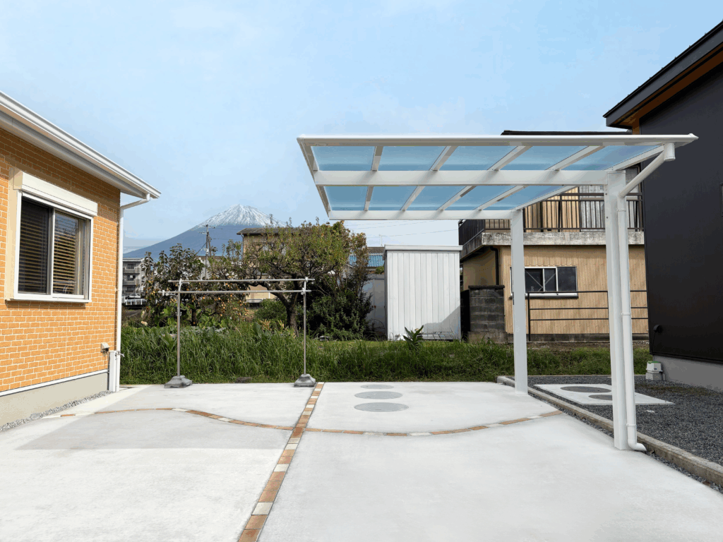 三協アルミのスカイリード1台用カーポートを設置した新築外構。建物と調和するシンプルで使いやすい駐車スペース｜富士宮市