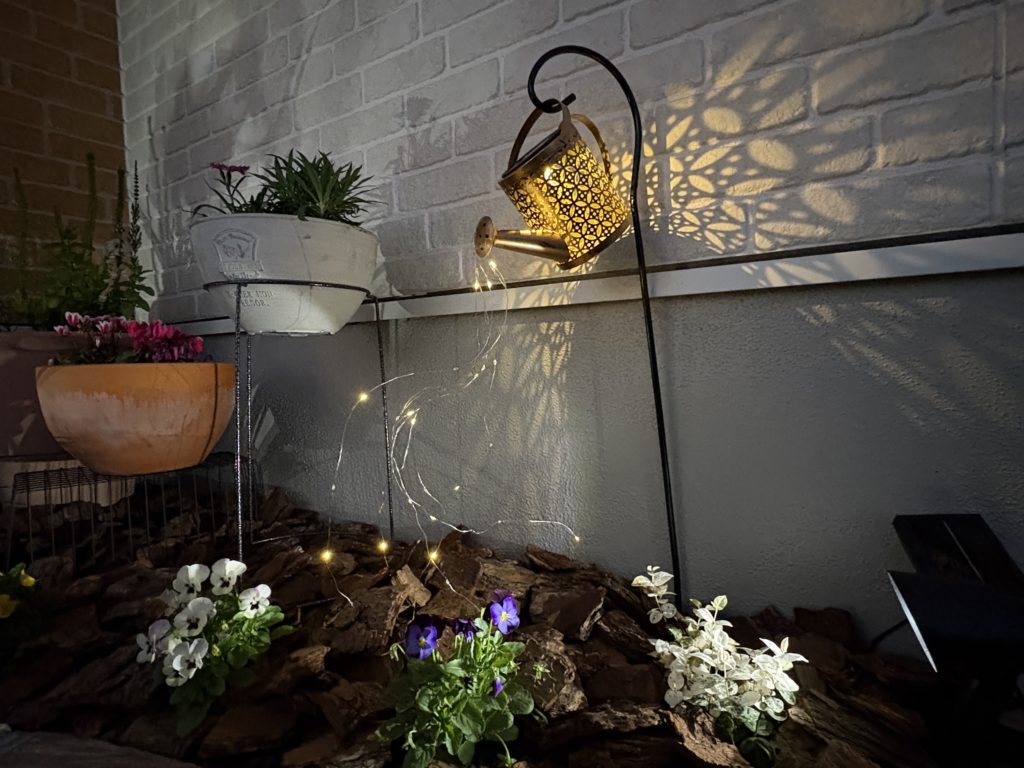 シャルドブリックを使用した花壇と人工芝を組み合わせたナチュラルガーデン。ガーデニングを楽しめる富士宮市の新築外構事例