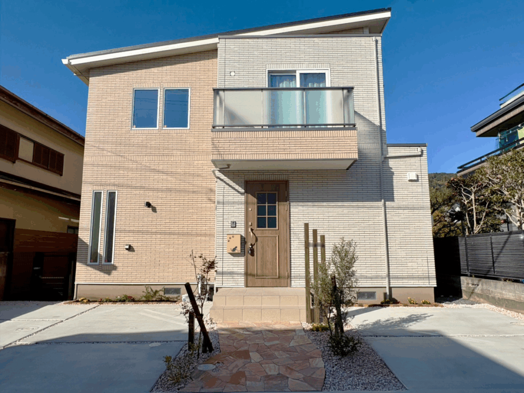 静岡市の新築外構施工事例。ピンクテイストで統一したかわいいお庭とアプローチの全景