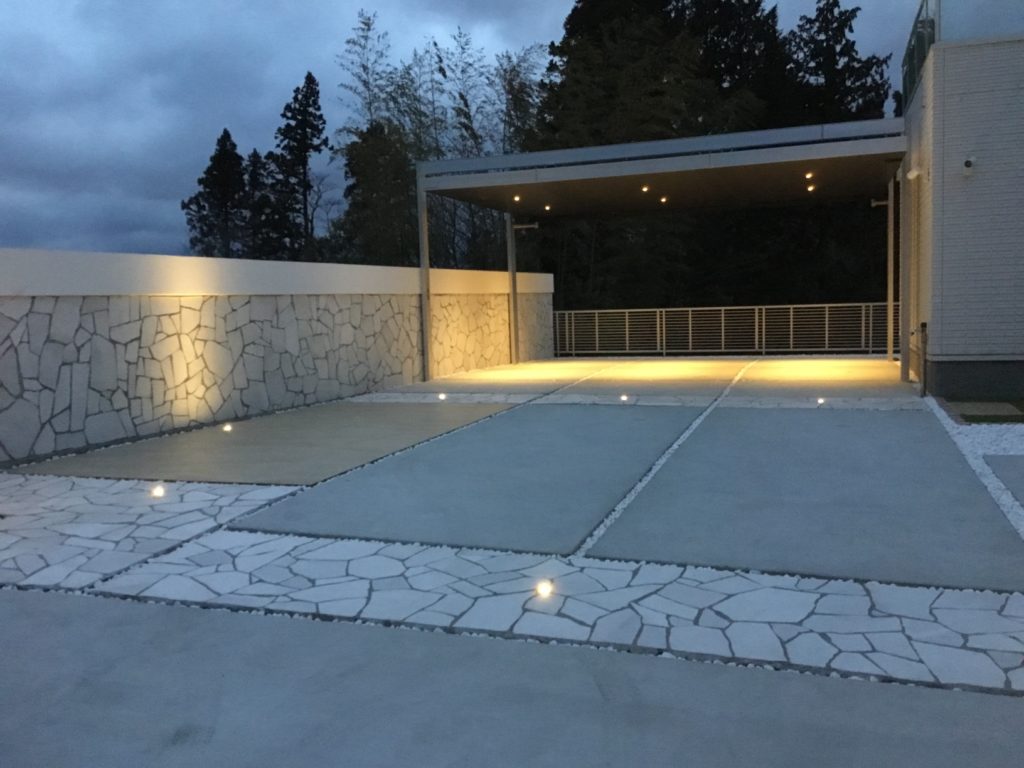 夜間ライトアップされたグランドアートウォールの美しい陰影が映える富士市の外構デザイン写真