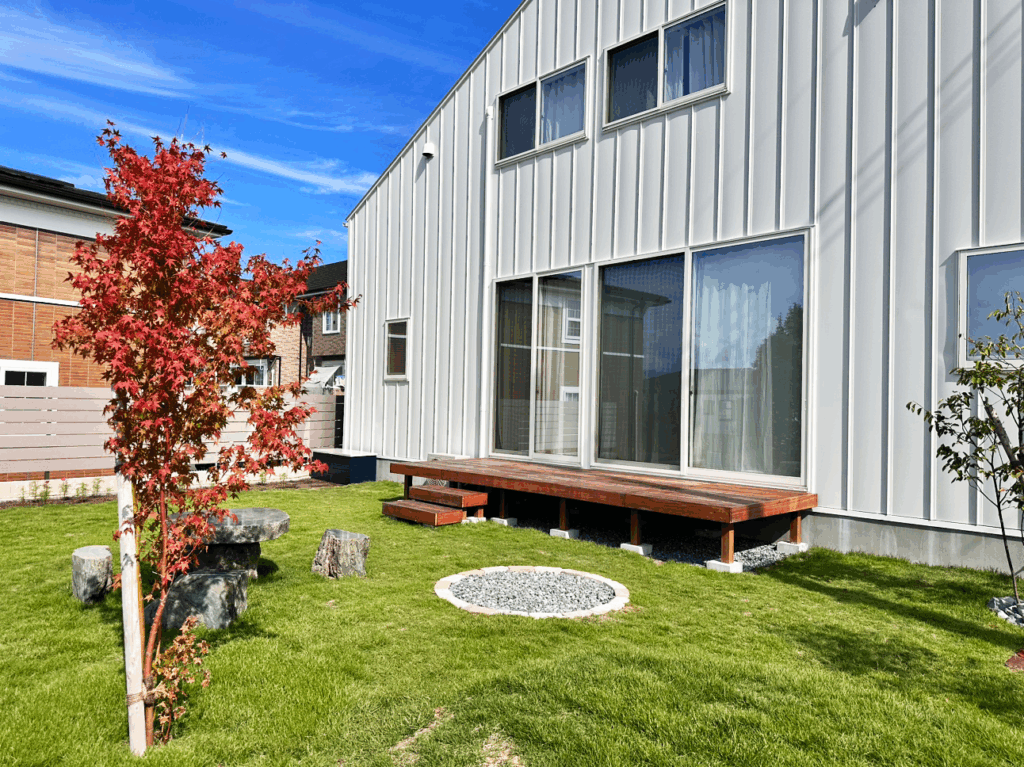 富士市の新築外構で人気のイロハモミジ。四季を楽しめる落葉樹で和モダン住宅や庭づくりにおすすめのシンボルツリー