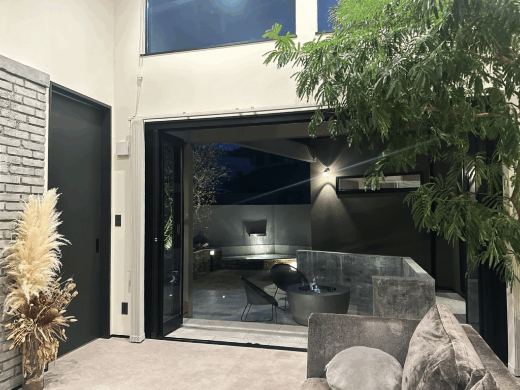 グランドアートウォールで囲まれた中庭外構。富士市でのプライベート空間の施工例