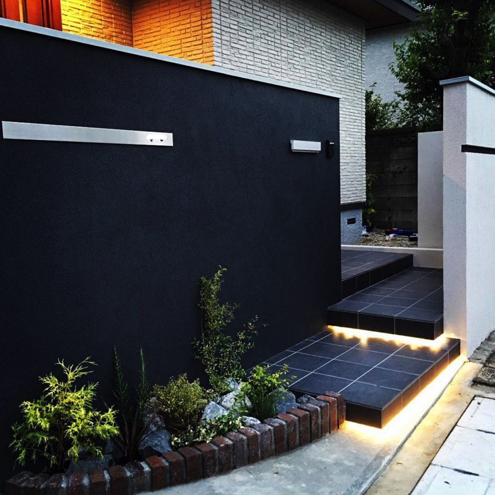 ポストやインターホンを取り付けたグランドアートウォールのデザインウォールと玄宛まわりの施工例