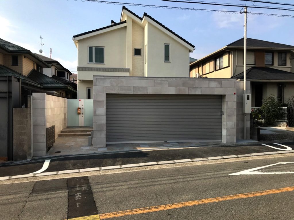 グランドアートウォールを躯体として施工したシャッターガレージで大切な車を守る外構事例