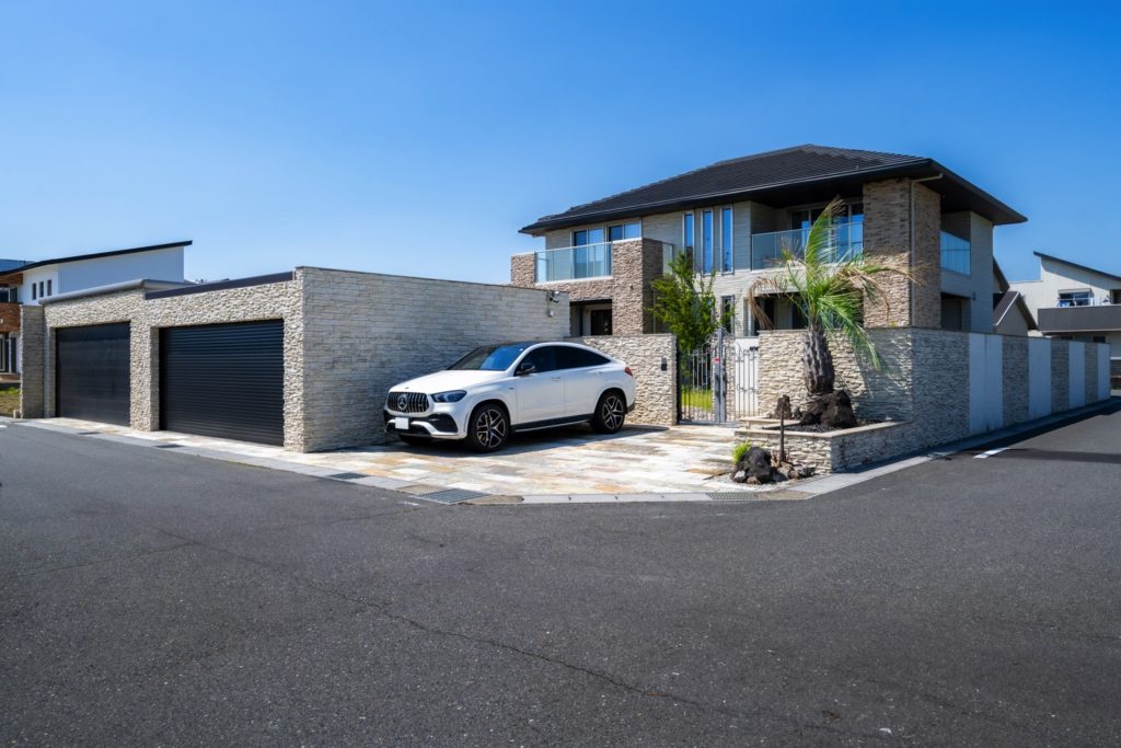 グランドアートウォールで庭全体を囲い、外からの視線を遮ったフルクローズ外構の施工例