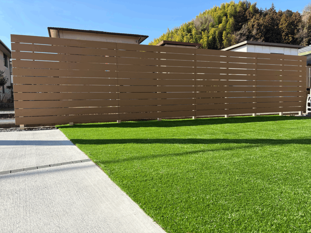 道路からの視線を防ぐエコモックフェンスH1800を設置した静岡市の新築外構 目隠し対策