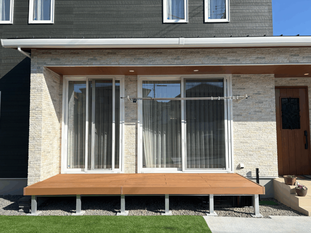 ナチュラル外構に合わせてフェンスとウッドデッキの色を統一した静岡市の新築外構施工事例