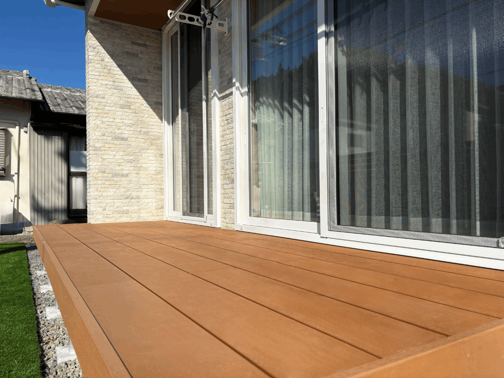 ナチュラル外構に合わせてフェンスとウッドデッキの色を統一した静岡市の新築外構施工事例