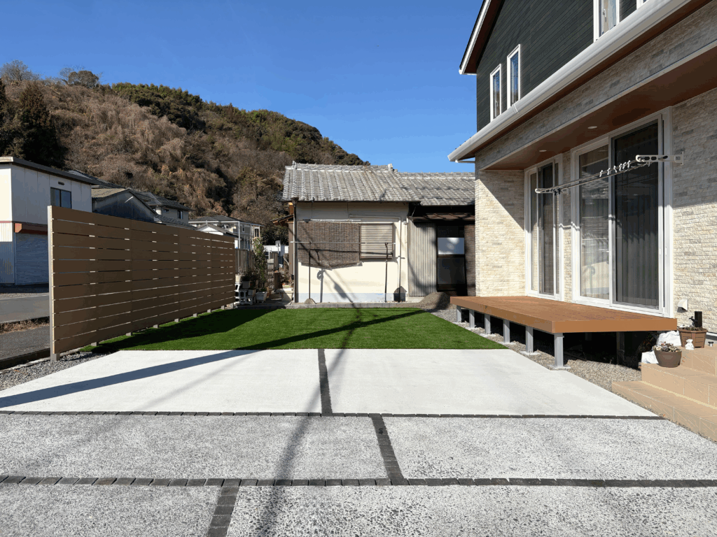 タイヤ痕対策として洗い出しコンクリートを採用した静岡市の新築外構 駐車場入口