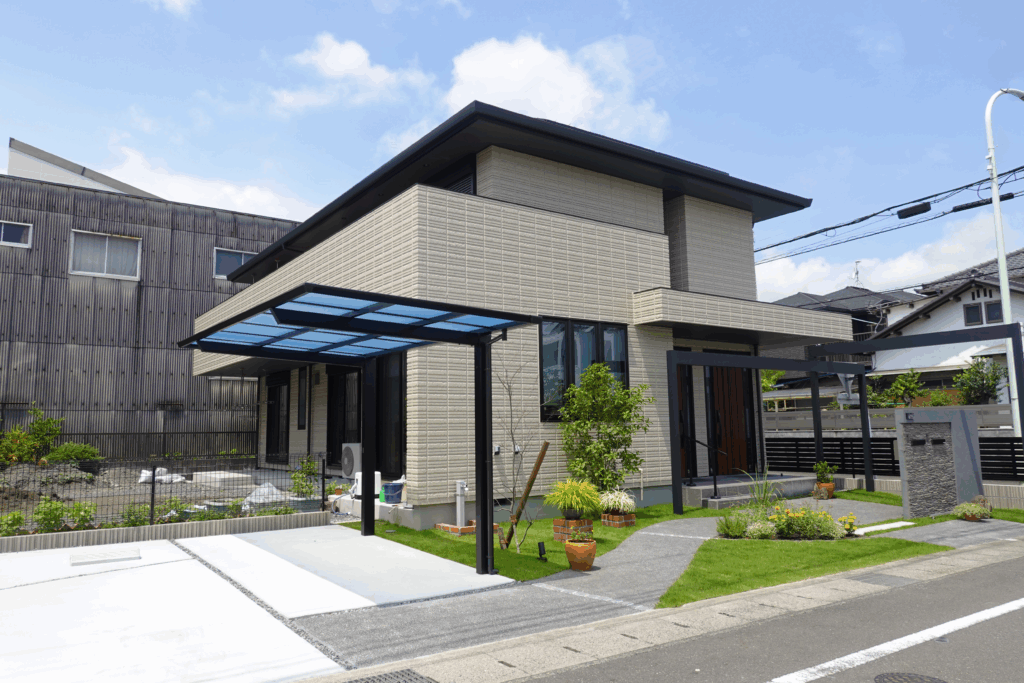 富士市の新築住宅に施工したおしゃれな外構デザイン全景｜駐車場とアプローチが一体になった施工事例