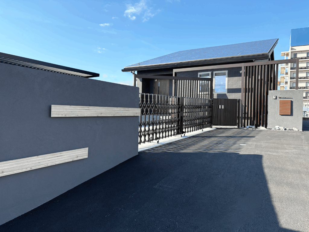 富士市の新築外構事例、ブラックとグレーで統一したモダン外構、愛犬と暮らす安心設計のクローズ外構