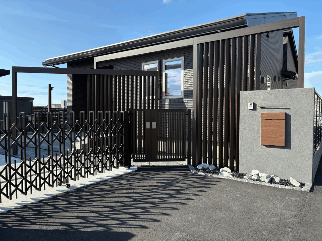 富士市新築外構のアプローチ、ブラックの乱形石とLIXILプラスG格子を使った上質でおしゃれな外構デザイン