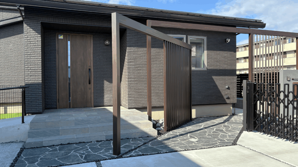 富士市新築外構のアプローチ、ブラックの乱形石とLIXILプラスG格子を使った上質でおしゃれな外構デザイン