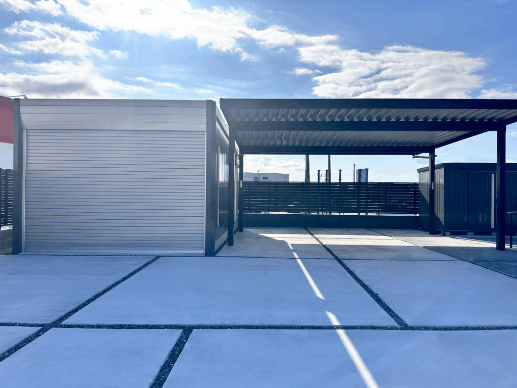 イナバ物置アルシアを採用した富士市新築外構、趣味のバイクを楽しむためのガレージ空間