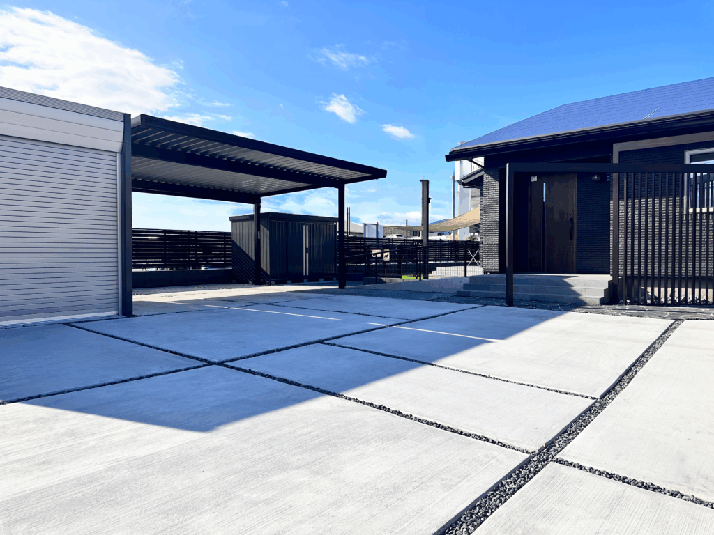 富士市の新築外構駐車場、刷毛引き仕上げと洗い出し仕上げを組み合わせたデザイン性の高い外構