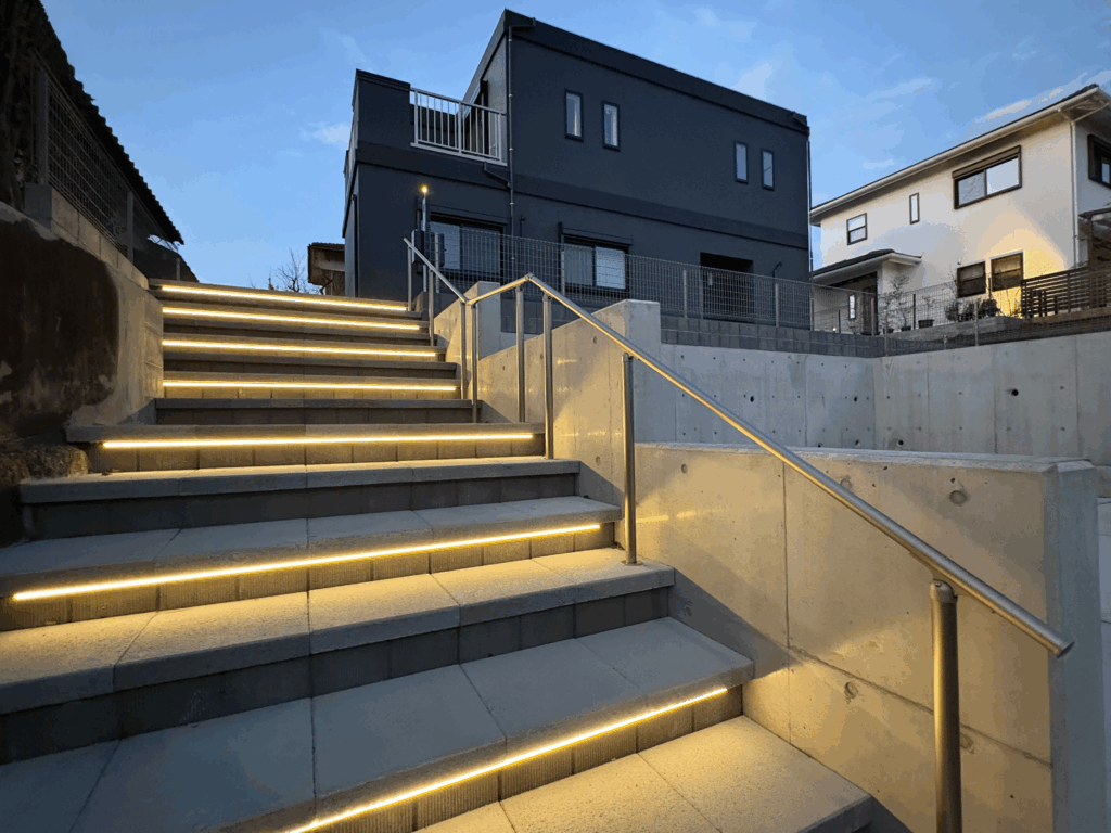 【三島市】新築外構事例｜夜も美しいフロート階段が主役のおしゃれ外構