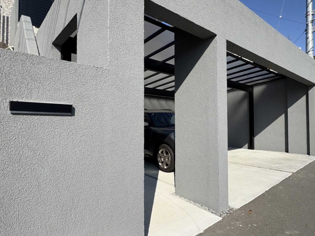 三島市の新築外構事例。
グランドアートウォールでつくられたガレージで愛車を守り邸宅の景観を一気に格上げされた事例。