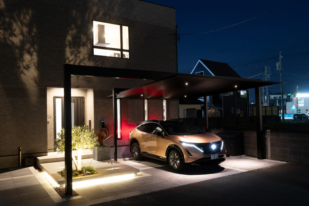 カーポートと植栽照明を組み合わせた新築外構の夜景。住宅と調和したトータルデザインが上質な暮らしを演出している施工事例。