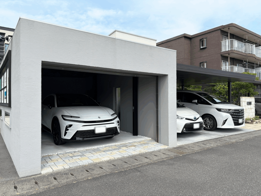 富士市の高級外構施工例｜シャッターゲートの奥に美しく収まる高級車と洗練されたファサードデザイン