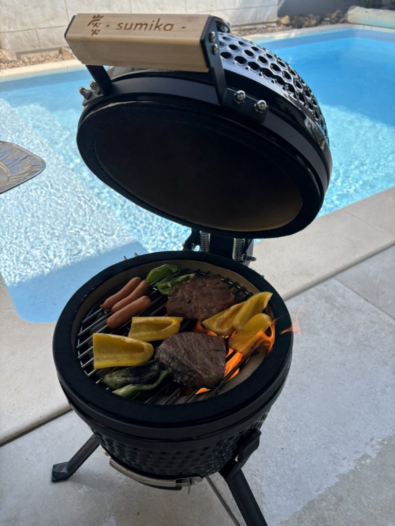 おしゃれな中庭のタイルデッキに設置された4way炭火グリルsumika(スミカ)でお庭BBQを楽しむアウトドアリビング